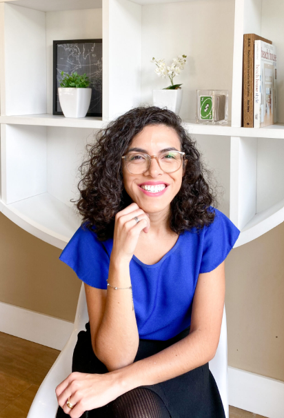 Camila, contadora e criadora do @contpramim